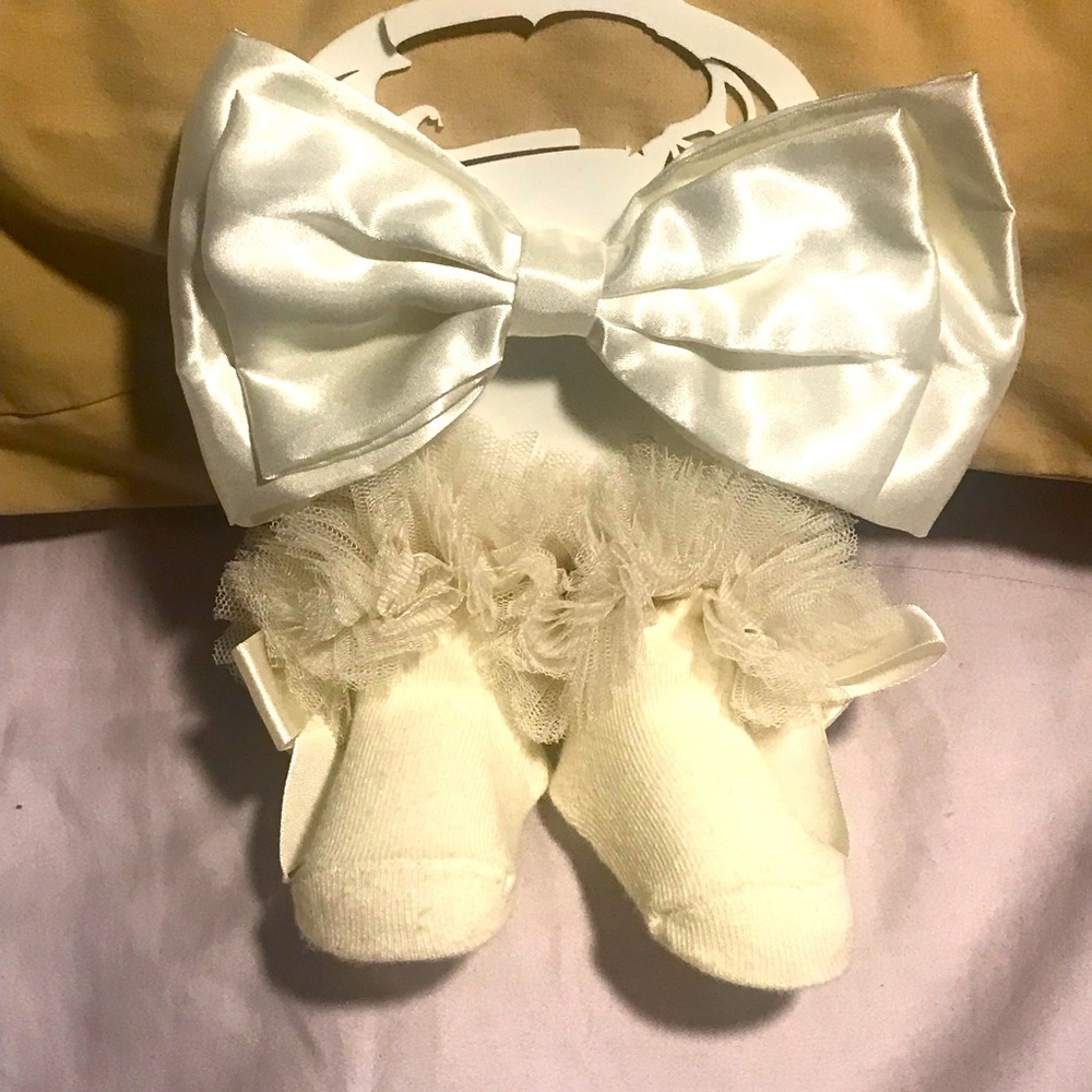 NWT satin headband and ruffle sock set